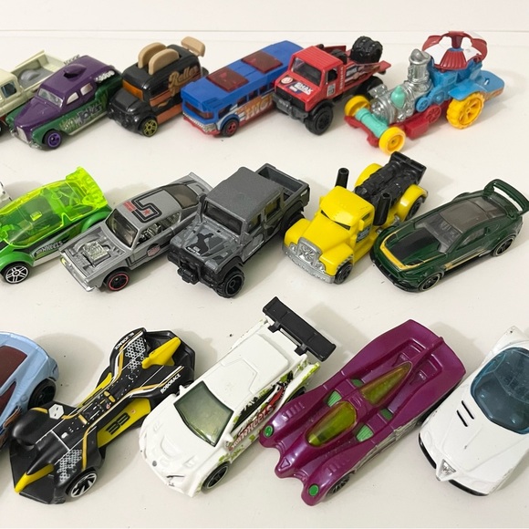 Lot of 24 Die-Cast Cars Hot Wheels Matchbox Toy Cars - Picture 11 of 16